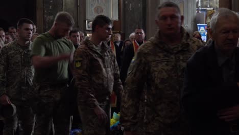 Trauernde-Kommen-Vorbei-Und-Legen-Opfer-Am-Sarg-Eines-Toten-Ukrainischen-Soldaten-Während-Einer-Trauerfeier-In-Lwiw,-Ukraine