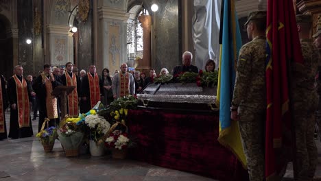 Ein-Katholischer-Priester-Spendet-Während-Einer-Trauerfeier-In-Lemberg,-Ukraine,-Die-Letzte-Ölung-über-Dem-Sarg-Eines-Toten-Ukrainischen-Soldaten