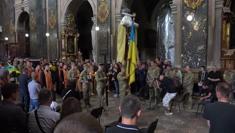 Una-Procesión-Fúnebre-Militar-Y-El-Funeral-Se-Lleva-A-Cabo-Dentro-De-Una-Iglesia-Católica-En-Lviv,-Ucrania