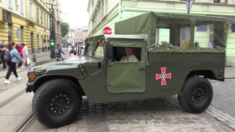 Ein-Militärfahrzeug-Transportiert-Den-Sarg-Eines-Toten-Ukrainischen-Soldaten-Durch-Die-Straßen-Von-Lemberg,-Ukraine
