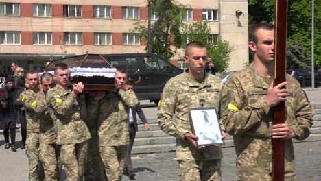 Ein-Militärischer-Trauerzug-Und-Eine-Beerdigung-Finden-Auf-Einem-Friedhof-In-Lwiw,-Ukraine-Statt