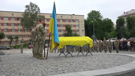 Una-Procesión-Fúnebre-Militar-Y-El-Funeral-Se-Lleva-A-Cabo-En-Un-Cementerio-En-Lviv,-Ucrania