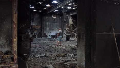 Un-Hombre-Camina-Entre-Las-Ruinas-Bombardeadas-Y-Quemadas-De-Su-Fábrica-En-Ucrania