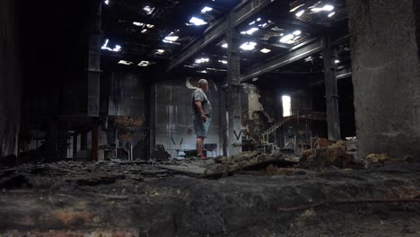 Ein-Geschäftsmann-Begutachtet-Den-Schaden-An-Den-Zerbombten-Und-Niedergebrannten-Ruinen-Seiner-Fabrik-In-Der-Ukraine