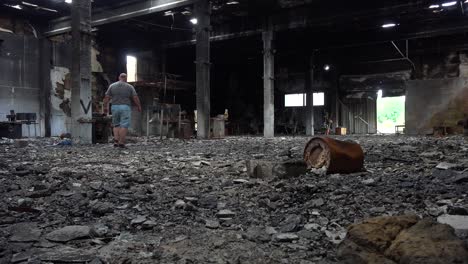 Un-Hombre-De-Negocios-Camina-A-Través-De-Las-Ruinas-Bombardeadas-Y-Quemadas-De-Su-Fábrica-En-Ucrania