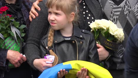 Ein-Schönes-Ukrainisches-Mädchen-Hält-Während-Des-Ukrainekrieges-Eine-Flagge-Bei-Der-Beerdigung-Ihres-Vaters-In-Liviv