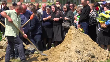 Una-Madre-Observa-Con-Su-Familia-El-Funeral-De-Su-Padre-En-Lviv,-Ucrania