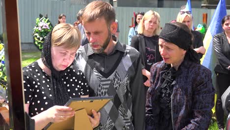 Eine-Frau-Verabschiedet-Sich-Von-Ihrem-Soldatenehemann-Bei-Seiner-Beerdigung-Während-Des-Ukrainekrieges