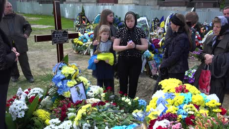 Eine-Frau-Und-Eine-Tochter-Verabschieden-Sich-Von-Ihrem-Soldatenehemann-Und-Vater-Bei-Seiner-Beerdigung-Während-Des-Ukrainekriegs