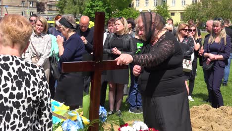 Una-Madre-Llora-En-La-Tumba-De-Su-Hijo-Durante-El-Funeral-De-Un-Soldado-Ucraniano-Durante-La-Guerra-En-Ucrania