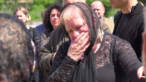 Eine-Mutter-Trauert-Am-Grab-Ihres-Sohnes-Während-Der-Beerdigung-Eines-Ukrainischen-Soldaten-Während-Des-Krieges-In-Der-Ukraine