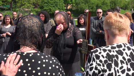Eine-Mutter-Trauert-Am-Grab-Ihres-Sohnes-Während-Der-Beerdigung-Eines-Ukrainischen-Soldaten-Während-Des-Krieges-In-Der-Ukraine