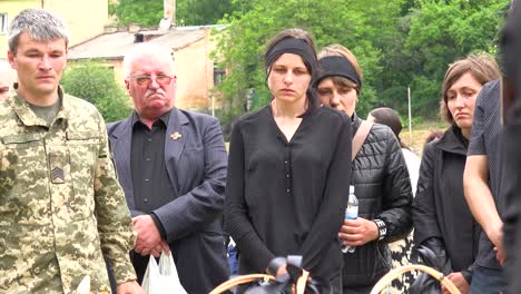 Eine-Frau-Verabschiedet-Sich-Von-Ihrem-Soldatenehemann,-Während-Die-Familie-Bei-Seiner-Beerdigung-Während-Des-Ukrainekriegs-Trauert