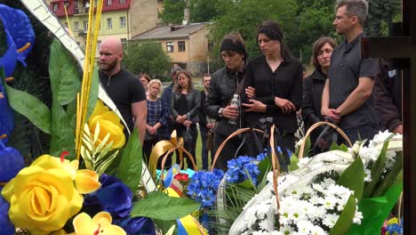 Eine-Frau-Verabschiedet-Sich-Von-Ihrem-Soldatenehemann,-Während-Die-Familie-Bei-Seiner-Beerdigung-Während-Des-Ukrainekriegs-Trauert