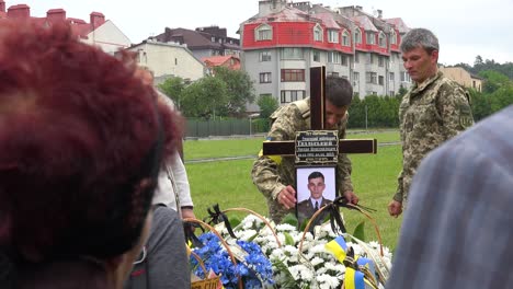 Soldaten-Legen-Das-Foto-Eines-Gefallenen-Kameraden-An-Einem-Kreuz-Auf-Einem-Friedhof-Während-Des-Krieges-In-Der-Ukraine