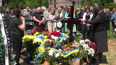 Una-Gran-Reunión-Familiar-Para-El-Entierro-En-La-Tumba-De-Un-Soldado-Ucraniano-Caído-En-Lviv,-Durante-La-Guerra-En-Ucrania
