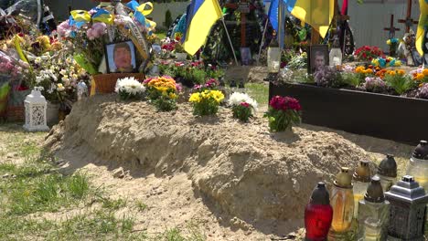 Frisch-Ausgehobenes-Grab-Eines-Gefallenen-Soldaten-Auf-Einem-Friedhof-In-Lemberg,-Ukraine