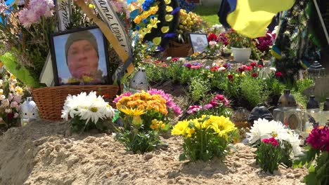 Las-Imágenes-De-Los-Soldados-Caídos-Adornan-Las-Tumbas-En-Un-Cementerio-Militar-En-Lviv,-Ucrania-Durante-La-Guerra-De-Ucrania