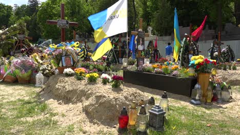 Lviv---Tumbas-Recién-Excavadas-Marcan-Monumentos-Improvisados-A-Los-Soldados-Caídos-En-La-Guerra-En-Ucrania