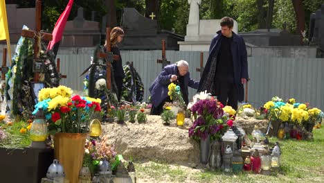 Eine-Alte-Frau-Geht-Während-Des-Krieges-In-Der-Ukraine-Durch-Einen-Friedhof-Mit-Frisch-Ausgehobenen-Soldatengräbern-In-Lemberg