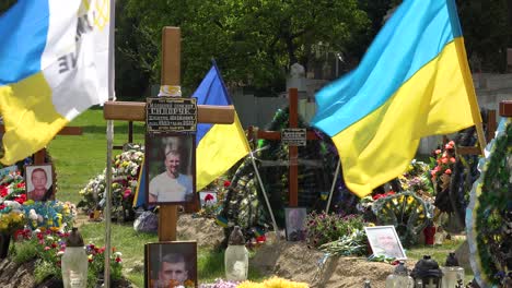 Las-Imágenes-De-Los-Soldados-Caídos-Adornan-Las-Tumbas-En-Un-Cementerio-Militar-En-Lviv,-Ucrania-Durante-La-Guerra-De-Ucrania