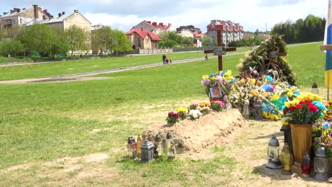 Tumbas-Recién-Excavadas-En-Campos-Abiertos-Cerca-De-Bloques-De-Apartamentos-En-Lviv,-Ucrania-Marcan-El-Lugar-De-Descanso-De-Los-Soldados-Ucranianos