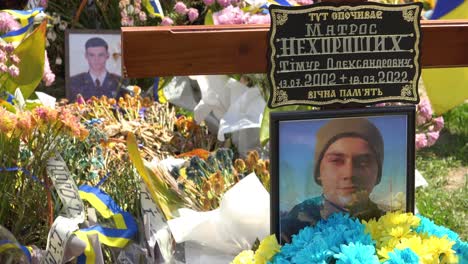 The-Pictures-Of-Fallen-Soldiers-Adorn-Graves-In-A-Military-Cemetery-In-Lviv,-Ukraine-During-The-Ukrainian-War