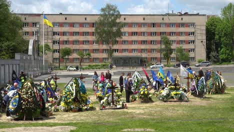 Ein-Großer-Provisorischer-Städtischer-Kriegsfriedhof-In-Lemberg,-Ukraine,-Ist-Mit-Gräbern-Von-Kürzlich-Im-Ukrainekrieg-Gefallenen-Soldaten-Gefüllt