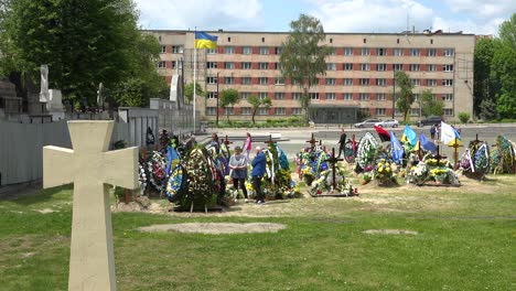 Un-Gran-Cementerio-De-Guerra-Urbano-Improvisado-En-Lviv-Ucrania-Está-Lleno-De-Tumbas-De-Soldados-Caídos-Recientemente-En-La-Guerra-De-Ucrania