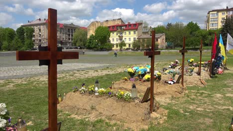 Tumbas-Frescas-De-Soldados-Recientemente-Fallecidos-Se-Ven-En-Un-Campo-Cerca-De-Lviv,-Ucrania