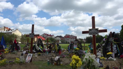 Zeitrafferaufnahme-Von-Wolken-über-Einem-Provisorischen-Städtischen-Friedhof-Mit-Soldatengräbern-In-Lemberg,-Ukraine