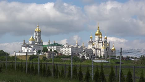 El-Hermoso-Monasterio-De-Pochaiv-Lavra-Santa-Dormición-En-El-Centro-De-Ucrania