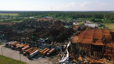 Antena-Devastadora-Sobre-El-Centro-Comercial-Destruido-Cerca-De-Kyiv,-Ucrania,-Bombardeado-Por-Rusos