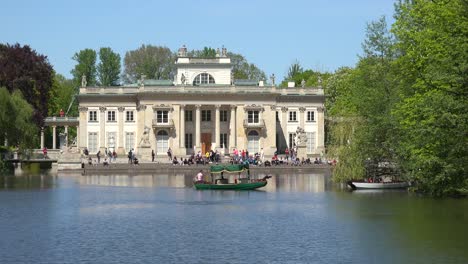 Establecer-Una-Hermosa-Mansión-O-Palacio-En-El-Parque-Lazienki-El-Baño-Real-En-Varsovia,-Polonia