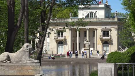 Establish-Beautiful-Mansion-Or-Palace-In-Lazienki-Park-The-Royal-Bath-In-Warsaw,-Poland