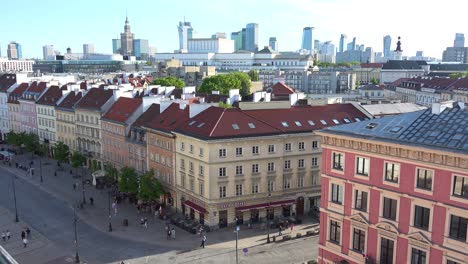 Schöne-Einspielung-Der-Innenstadt-Von-Warschau,-Polen,-Eingerahmt-Von-Der-Altstadt-Von-Warschau-Im-Vordergrund