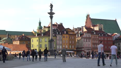 Aufnahme-Der-Alten-Stadt-In-Warschau-Polen-Mit-Offenem-Platz-Und-Fußgängern