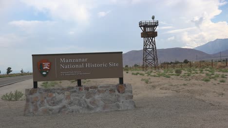 El-Cartel-Indica-El-Sitio-Del-Campamento-De-Reubicación-Japonés-Manzanar-De-La-Segunda-Guerra-Mundial