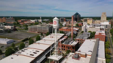 Ausgezeichnete-Antenne-Der-Innenstadt-Von-Durham,-North-Carolina-Und-Des-Lucky-Strike-Water-Tower