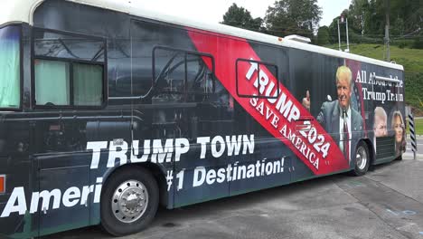El-Autobús-De-La-Campaña-De-Donald-Trump-Promueve-A-Trump-Para-Presidente-En-2024