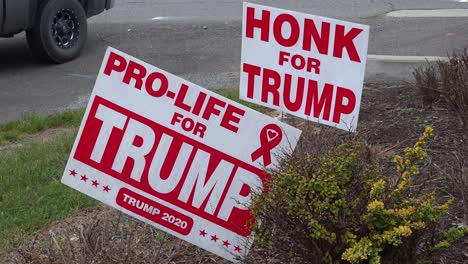Los-Letreros-De-Jardín-Promueven-A-Donald-Trump-Para-Presidente,-Así-Como-También-Promueven-Una-Agenda-De-Aborto-Pro-vida