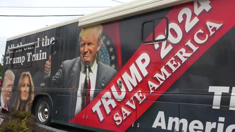 El-Autobús-De-La-Campaña-De-Donald-Trump-Promueve-A-Trump-Para-Presidente-En-2024