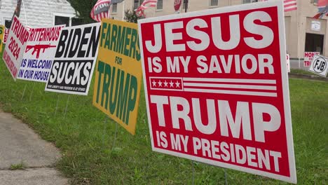 Los-Letreros-De-Patio-Promueven-A-Donald-Trump-Para-Presidente,-Así-Como-También-Promueven-A-Jesús-Como-Nuestro-Salvador