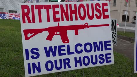 Das-Schild-„Anti-Gun-Control-Yard“-Bewirbt-Kyle-Rittenhouse-Mit-Einer-Illustration-Einer-Halbautomatischen-Waffe