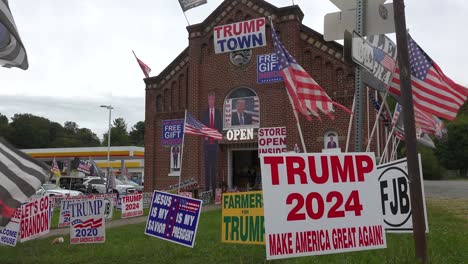 Yard-Schilder,-Die-Donald-Trump-Als-Präsidenten-Werben,-Füllen-Eine-Ehemalige-Kirche-In-Trump-Town,-USA,-In-Boones-Mill,-Virginia