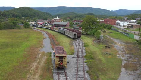 Una-Estación-De-Tren-Abandonada-Y-Trenes-Abandonados-Marcan-La-Ciudad-Carbonífera-De-Los-Apalaches-De-Clifton-Forge,-Virginia