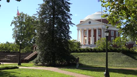 Establishing-Shot-Of-The-Rotunda-On-The-University-Of-Virginia-Campus,-Designed-And-Built-By-Thomas-Jefferson