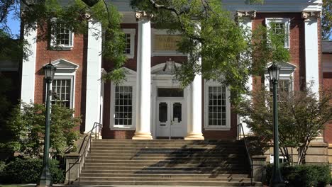 Establishing-Shot-Of-Madison-Hall,-A-Classical-Building-The-University-Of-Virginia-Campus