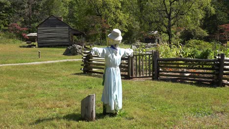 Scarecrow-In-Front-Of-Old-One-Room-Settler-Pioneer-Frontier-Cabin-In-The-Shenandoah-Valley,-Blue-Ridge-Parkway,-Appalachian-Mountains,-Virginia