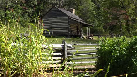Old-One-Room-Settler-Pioneer-Frontier-Cabin-In-The-Shenandoah-Valley,-Blue-Ridge-Parkway,-Appalachian-Mountains,-Virginia